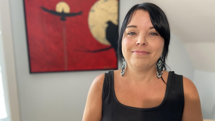 Claudia Simard regarde la caméra.