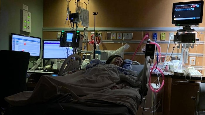 Elle repose dans un lit d'hôpital.