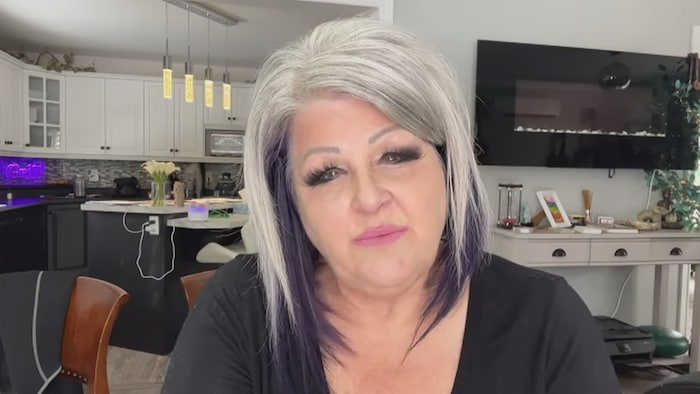 Claudine Roy donne une entrevue par vidéoconférence.