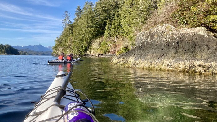 La région de Clayoquot Sound, sur l'eau avec vue sur les forêts et un kayak, le 31 mars 2024.