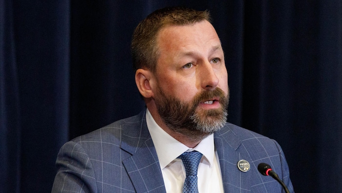 Le président de la Toronto Police Association, Clayton Campbell, en conférence de presse.