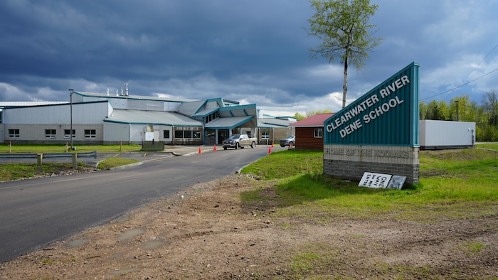 Lextérieur de l'École dénée Clearwater river.