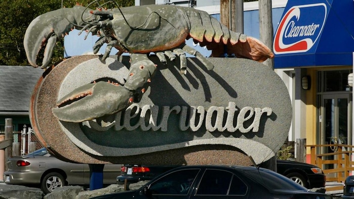 Un homard géant est représenté sur une affiche de béton sur laquelle on peut lire « Clearwater ».