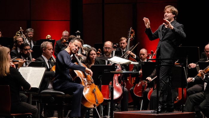 Un homme dirige un orchestre.