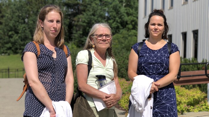 Clémentine Cornille, Jacinthe Châteauvert et Valérie Fournier près des bureaux du ministère de l'Environnement.