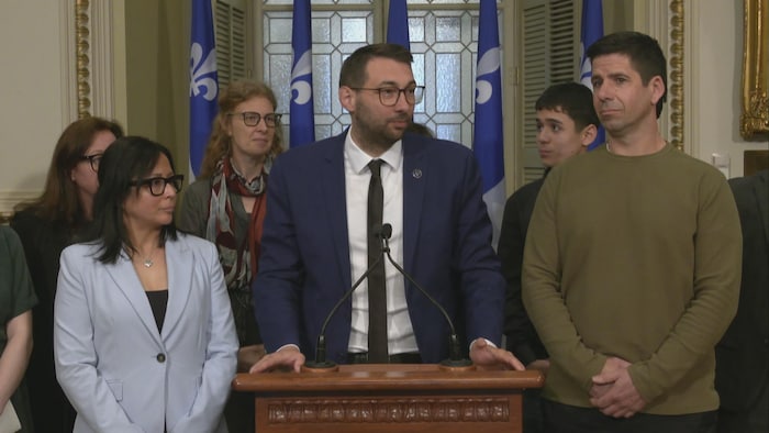 Un député s'adresse aux journalistes.