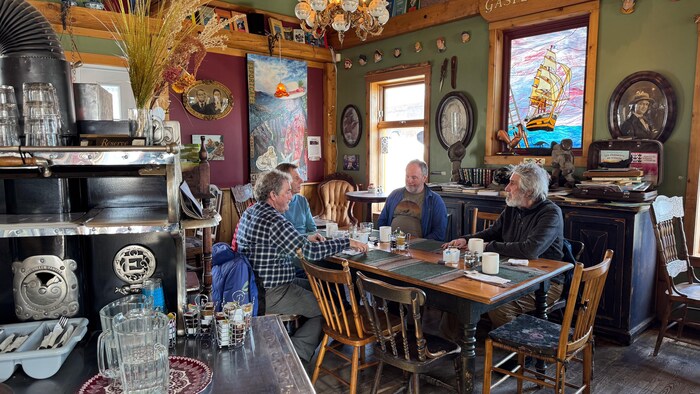 Des hommes attablés au Café des artistes, à Gaspé