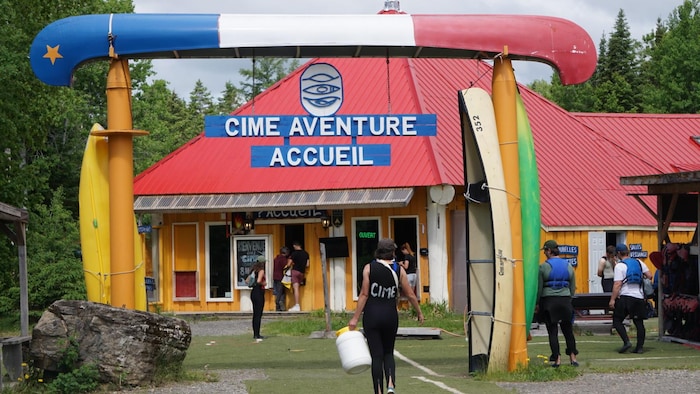 Le bureau d'accueil de la compagnie Cime Aventure.
