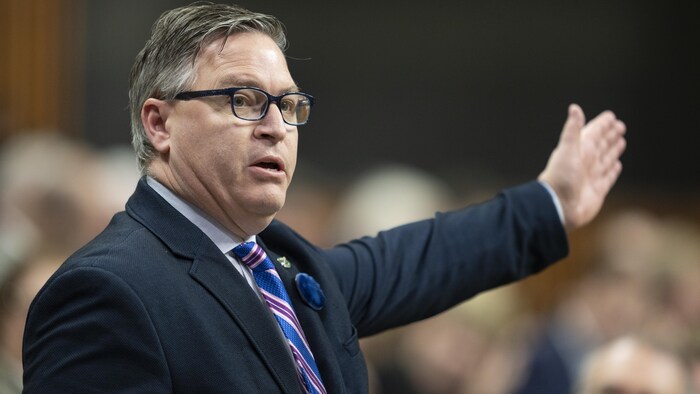 Clifford Small participe à la période des questions à la Chambre des communes.