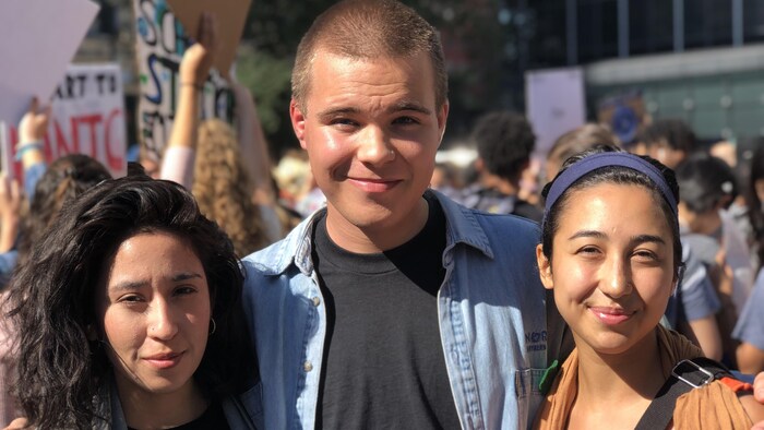 Trois jeunes parmi les manifestants.