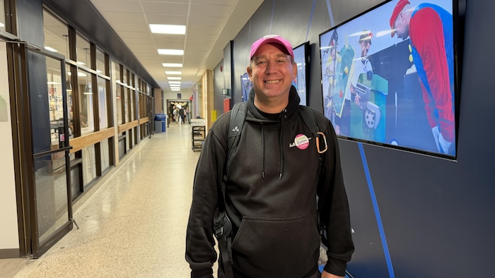 Olivier Dion sourit dans un corridor d'école.