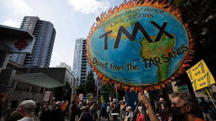 Des manifestants opposés au projet Trans Mountain lors d'un rassemblement à Vancouver, le 8 septembre 2021. 