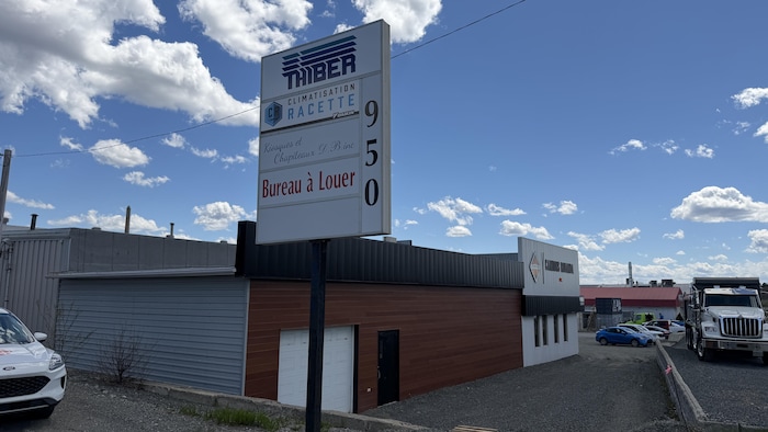 Des panneau portant des noms d'entreprises. 
