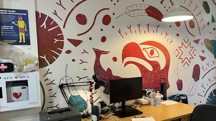 Une murale autochtone sur le mur du local.