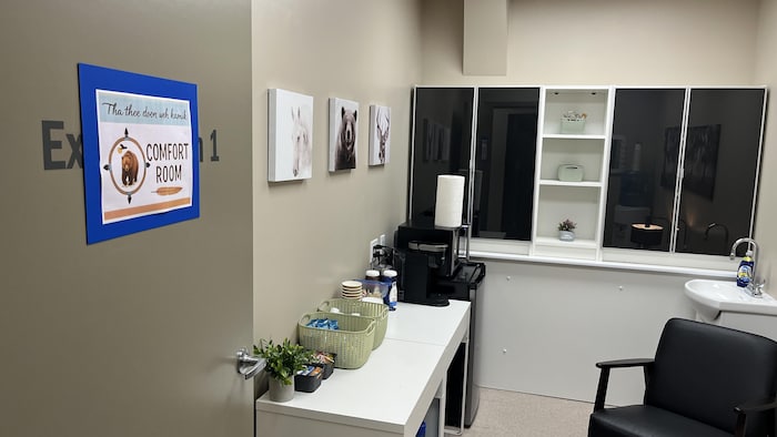 Un lavabo, un fauteuil, un petit réfigérateur s'y trouvent. 