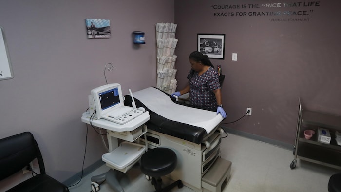 Une femme prépare la salle d'opération de la clinique Whole Woman's Health de Fort Worth, au Texas.