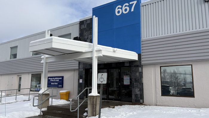 L'entrée extérieure de la clinique.