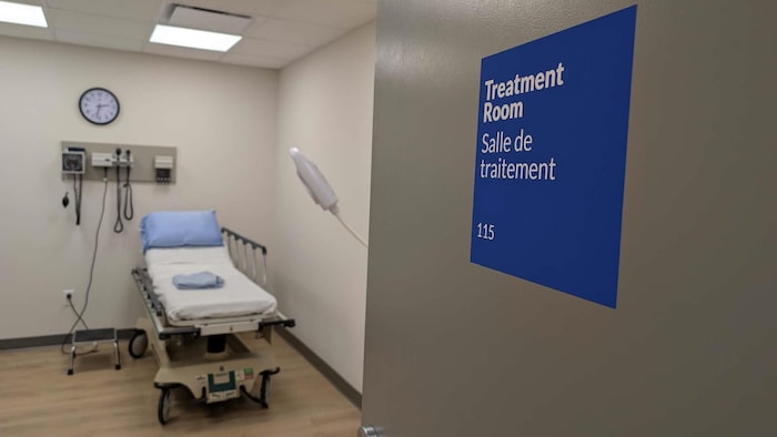 Une salle d'une clinique collaborative à Moncton. Une affiche indique «Salle de traitement». 