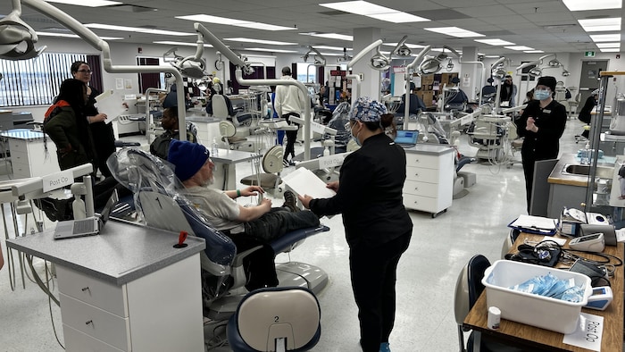 Une salle de soins dentaires le 12 avril 2025 à Regina.