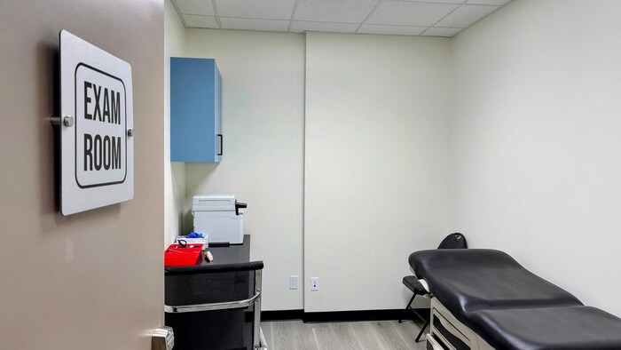 Salle d'examen de la clinique Addiction Healing and Recovery Clinic (AHRC)