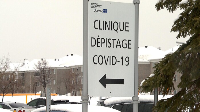 Une affiche indiquant l’emplacement d’une clinique de dépistage de la COVID-19.