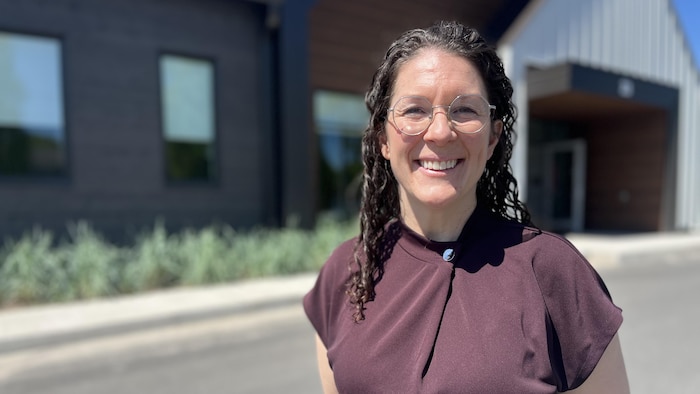 Docteure Isabelle Lemieux devant la Clinique médicale de Kingsey Falls