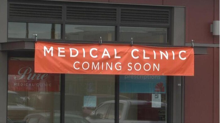 Une banderole annonçant l'ouverture prochaine d'une clinique médicale.
