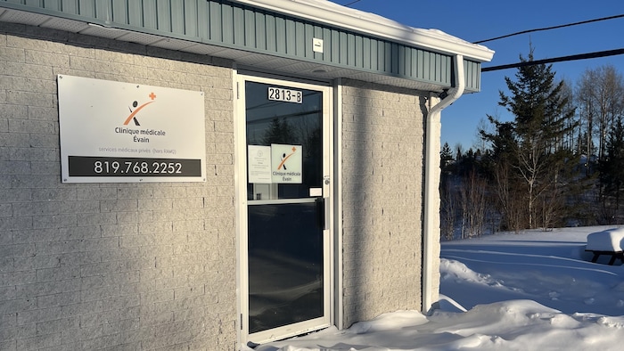 Entrée de la Clinique médicale Évain.  