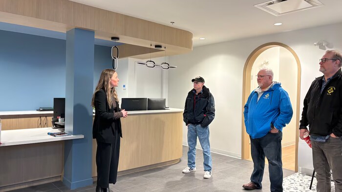 Des personnes devant la réception d'une clinique.