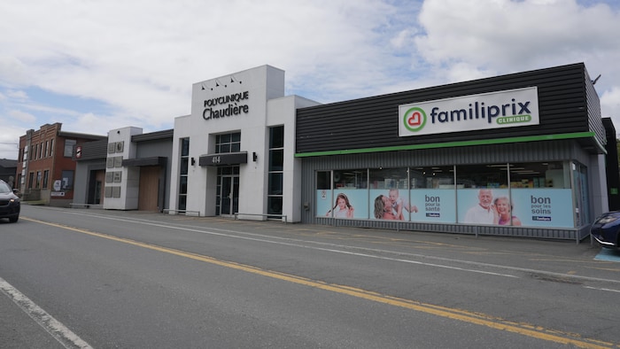 Un édifice médical sur une rue passante.