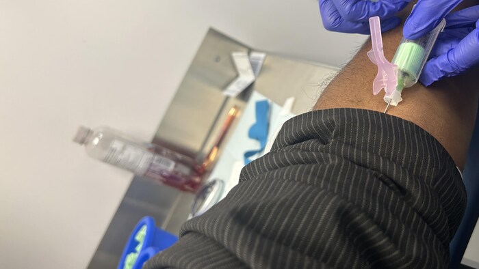 Prélèvement sanguin pour un test de cancer de prostate.