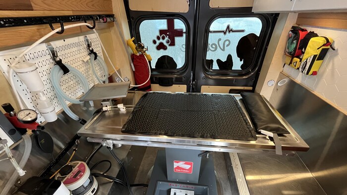 Vue de l'intérieur d'une fourgonnette équipée de matériel médical.