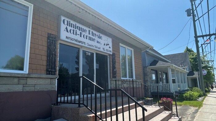Une enseigne sur un petit bâtiment indique «Clinique physio acti-forme».