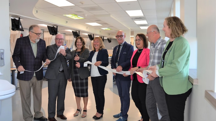 La clinique d'oncologie rénovée de l'Hôpital de l'Enfant-Jésus de Caraquet a été inaugurée en présence de plusieurs dignitaires, dont le ministre de la Santé, Bruce Fitch (deuxième à partir de la gauche).