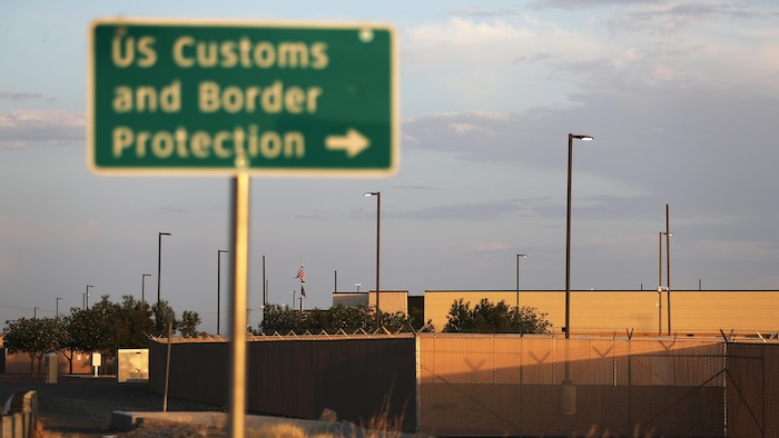 Une pancarte indique qu'il s'agit d'un centre de la police américaine à la frontière.