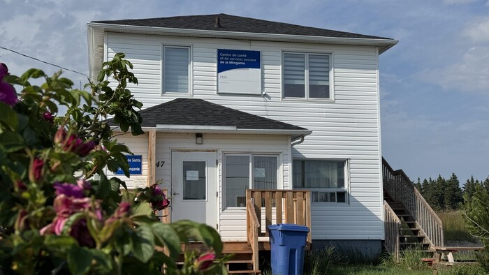 Le bâtiment du CLSC de Natashquan, en Minganie, vu de l'extérieur.