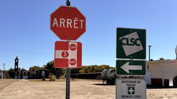 Une affiche indiquant la direction du CLSC.