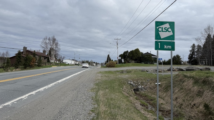 Une pancarte annonce un CLSC à un kilomètre de distance, sur la route 397.