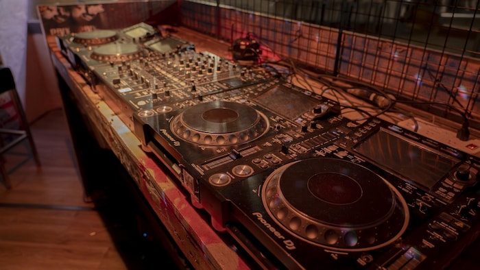 Une table de mixage.