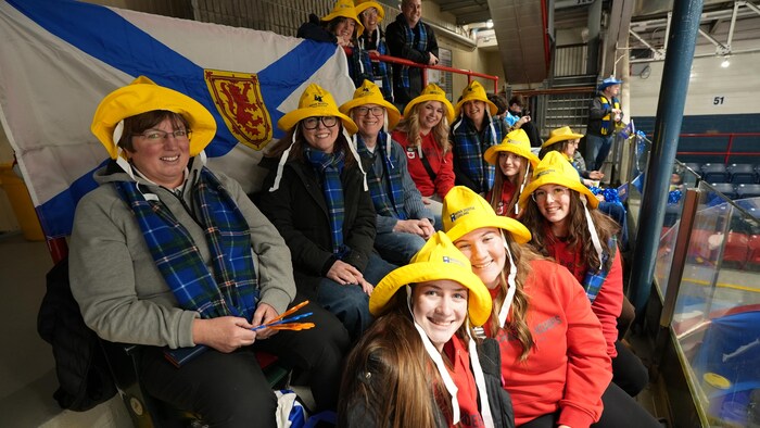 Des supporteurs abordent des casques de pêcheurs pour encourager les leurs.
