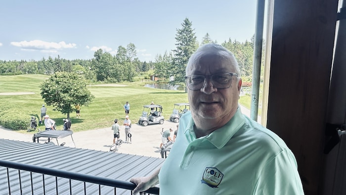 Un homme sur un terrain de golf
