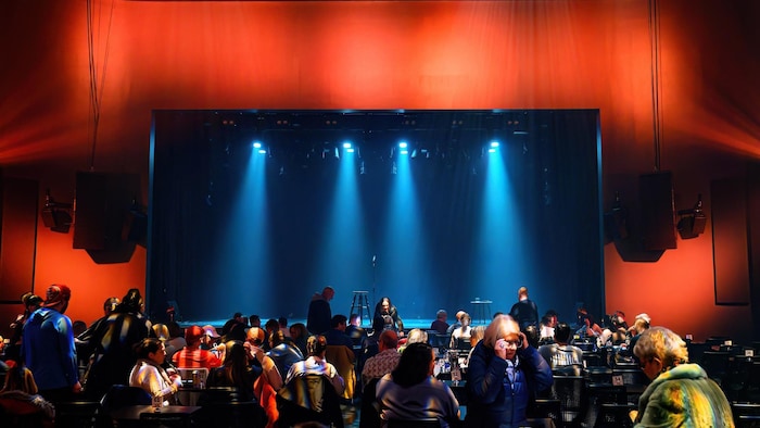 Une salle de spectacle avec des spectateurs.