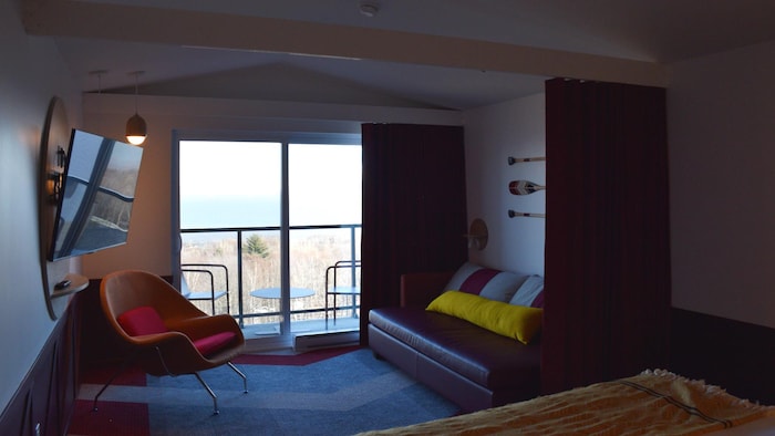Une des chambres du Club Med qui donne sur un petit balcon avec vue sur le fleuve.
