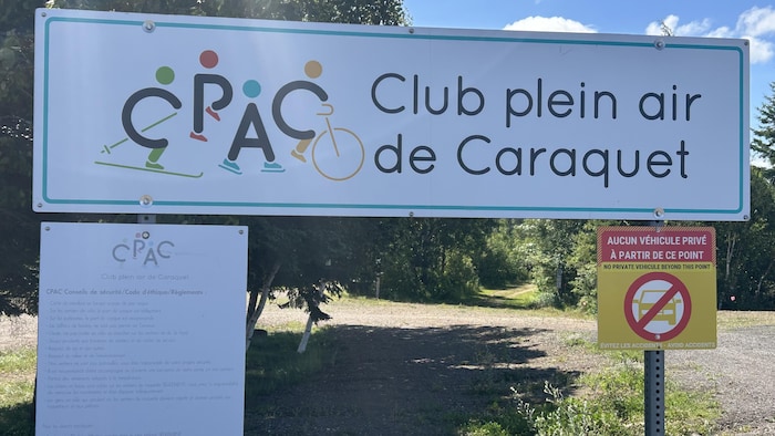 Un pancarte annonçant le Club plein air de Caraquet.