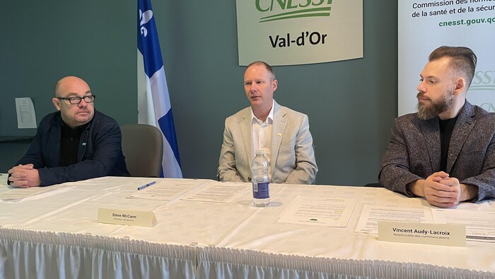 Martin Roy, inspecteur, Steve McCann, directeur de la prévention et inspection, et Vincent-Audy Lacroix, responsable des communications pour la CNESST en Abitibi-Témiscamingue.