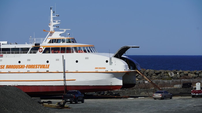 Le navire CNM Évolution est entreposé à Sainte-Flavie, hors de l'eau.