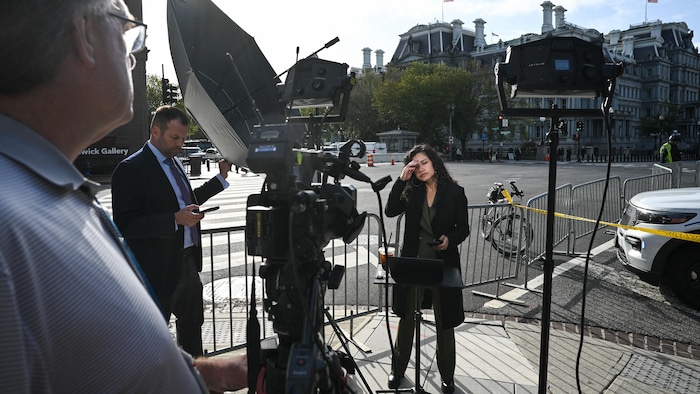 Laura Barrón-López, correspondante de MS Now à la Maison-Blanche, travaille sur un coin de rue près de la Maison-Blanche à Washington.