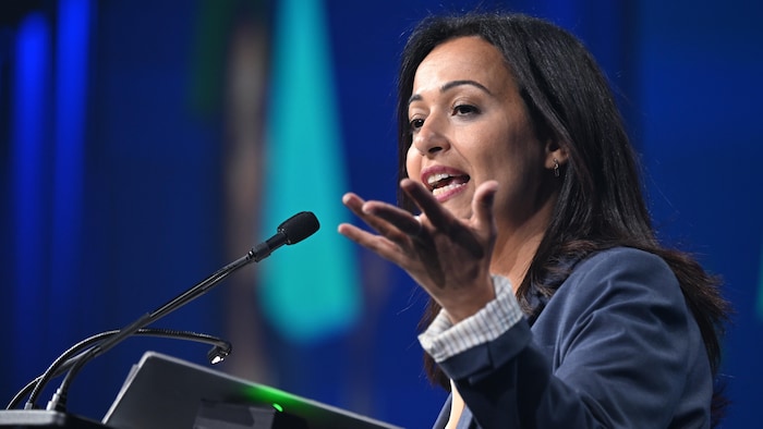 Ruba Ghazal derrière un lutrin.