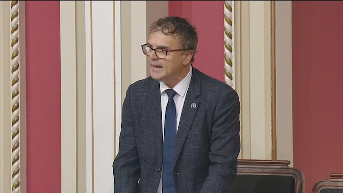 Éric Girard parle au Salon rouge.