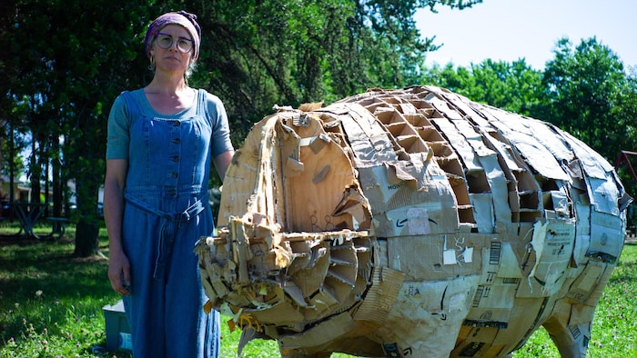 L'artiste avec le cochon.